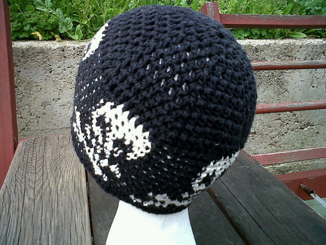 Detailed image 2 of pirate skull black & white beanie hat