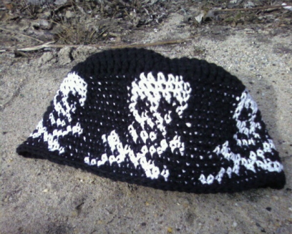 Detailed image 4 of pirate skull black & white beanie hat