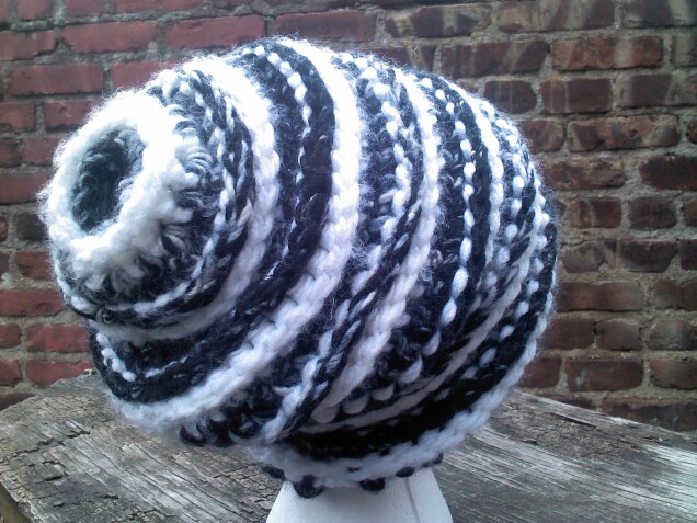 Detailed image 1 of black & white slouch hat
