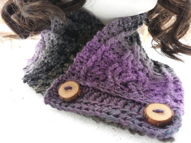 Detailed image 3 of cabled scarflette