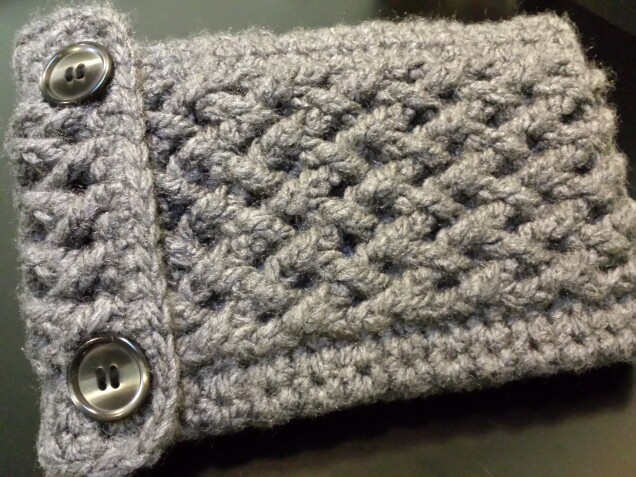 Detailed image 1 of cabled ereader cover