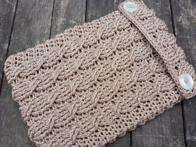 Detailed image 1 of cabled iPad sleeve