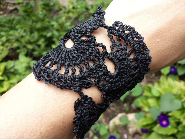 Detailed image 4 of black fans waxed nylon lacework bracelet