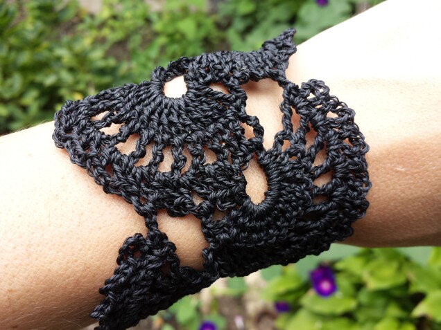 Detailed image 5 of black fans waxed nylon lacework bracelet