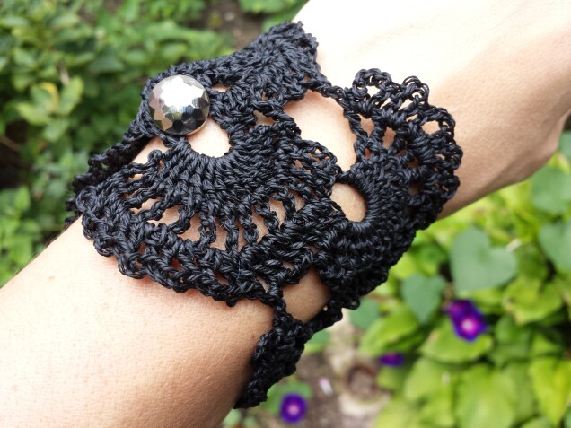 Detailed image 6 of black fans waxed nylon lacework bracelet