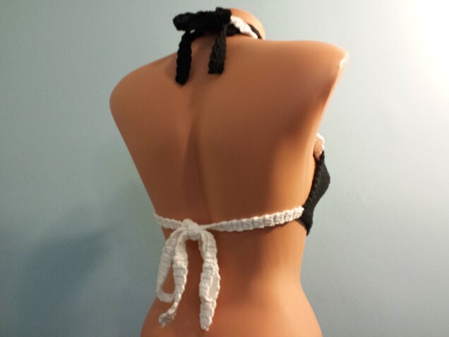 Detailed image 5 of black & white halter bikini top