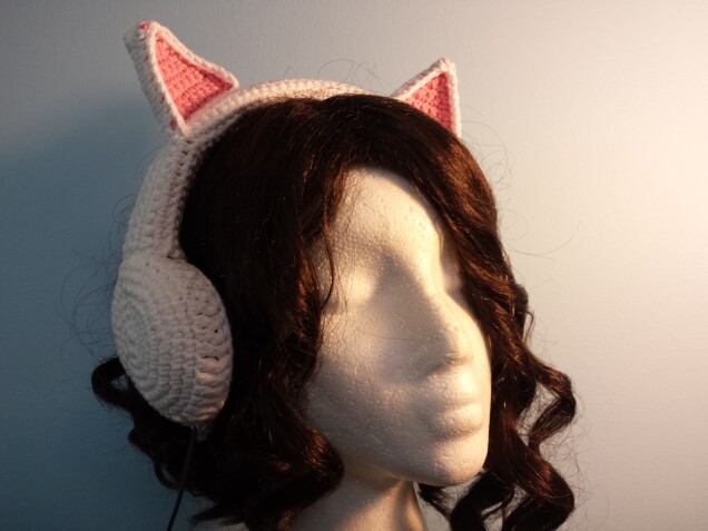 Detailed image 3 of white cat ears headphones cover