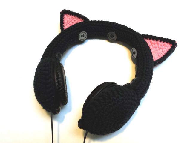 Headphones covering ears deals