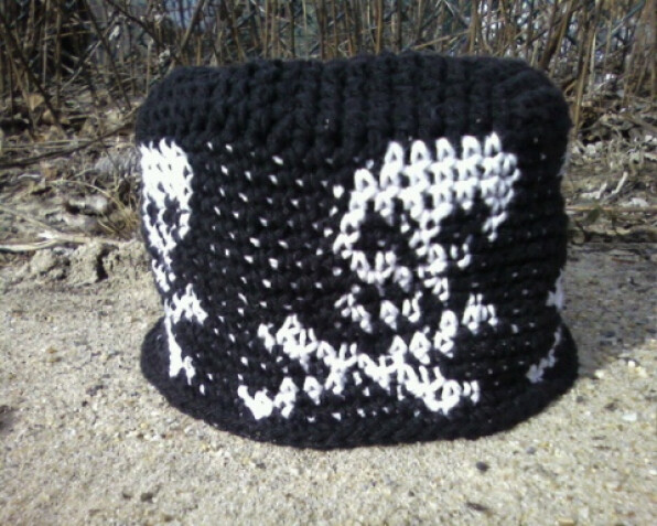 Detailed image 3 of pirate skull black & white beanie hat