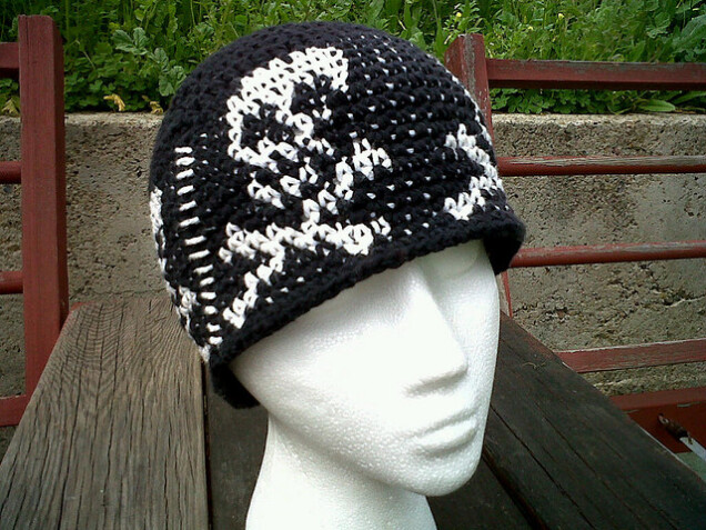 Detailed image 1 of pirate skull black & white beanie hat