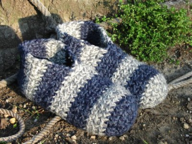 Detailed image 1 of blue & gray stripe slippers
