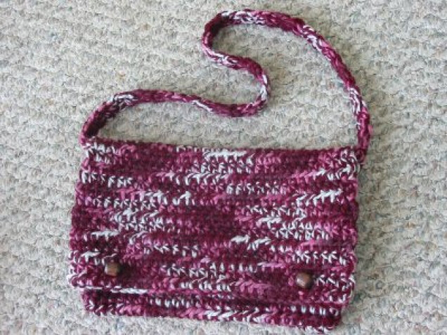 Detailed image 1 of maroon variegated messenger bag