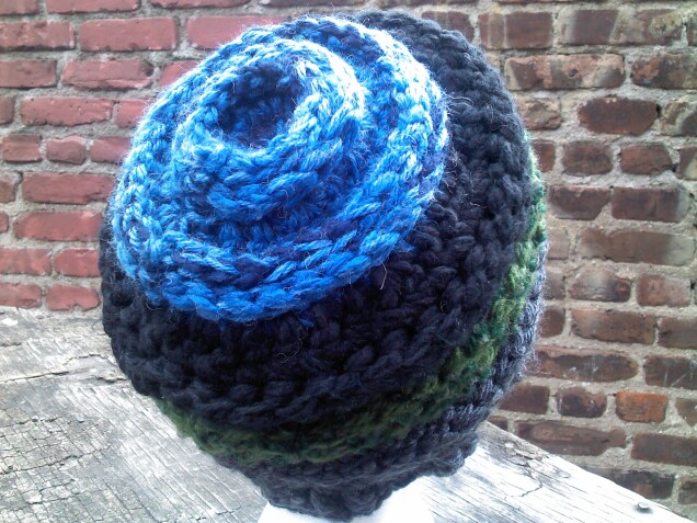 Detailed image 4 of blue, black, green, & gray slouch hat