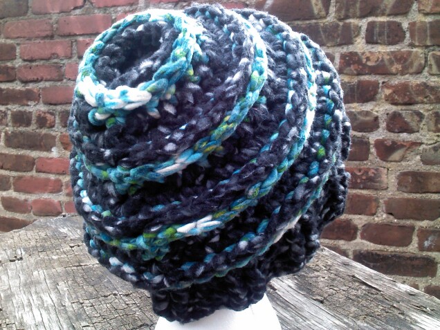 Detailed image 1 of fleece black & blue slouch hat