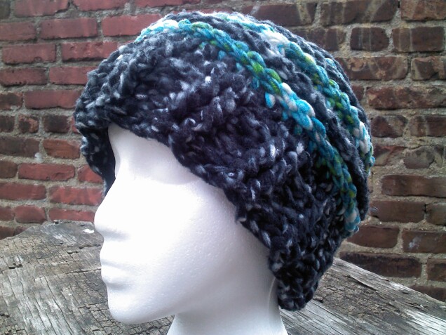 Detailed image 4 of fleece black & blue slouch hat