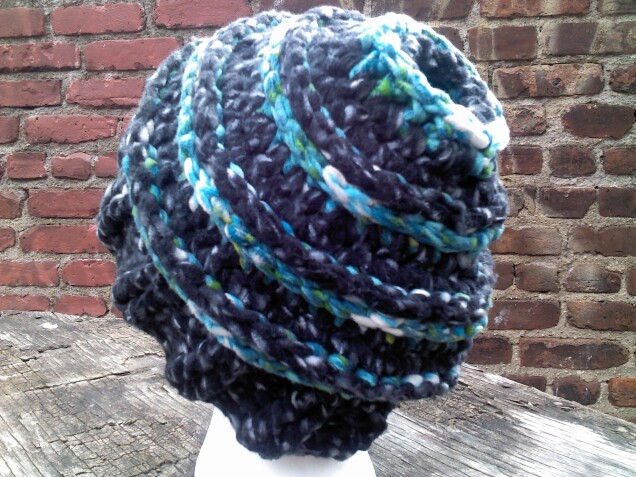 Detailed image 2 of fleece black & blue slouch hat