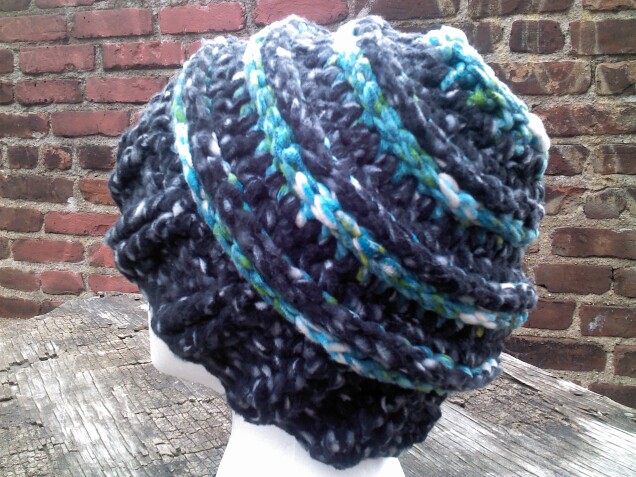 Detailed image 3 of fleece black & blue slouch hat